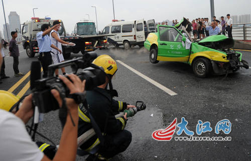 南昌发生车祸 出租车2/3车体钻入大客车(图)