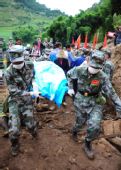 图文：人民子弟兵奋战云南保山山体滑坡灾区