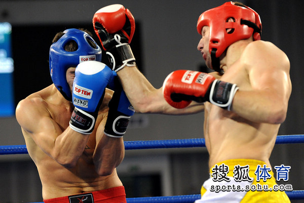 图文:自由搏击男子81公斤级 伊戈尔攻势很猛-搜狐体育