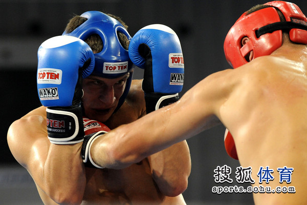 图文:自由搏击男子81公斤级 挪威选手防守-搜狐体育