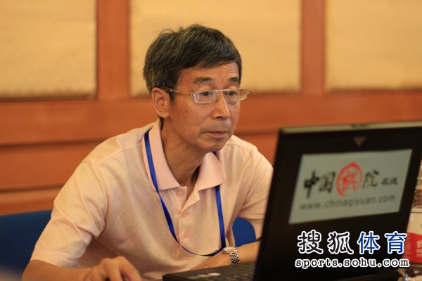 图文:围甲联赛第13轮 王汝南八段在网上看棋