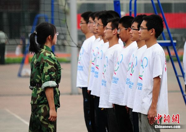 9月3日下午,中国农业大学校园,一些刚入校的大一新生在女"班长"的带领