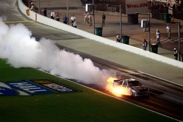 组图:nascar赛车事故频发 赛车变成"喷火车"