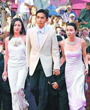 10年前，梁朝伟牵着张曼玉与刘嘉玲出席戛纳影展。