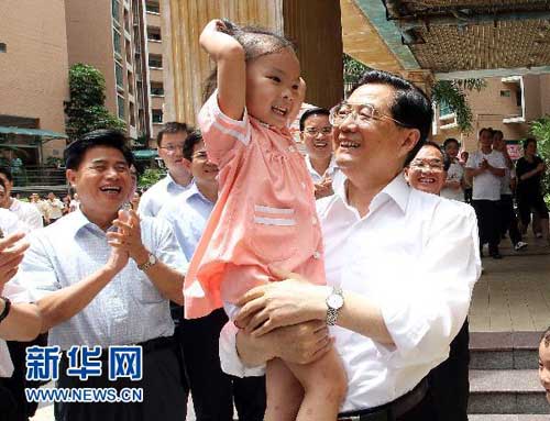 这是9月5日，胡锦涛在罗湖区南湖街道渔民村考察时同一位小朋友在一起。新华社记者鞠鹏摄