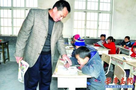 小学教学男子29年成全除英语以外都教过(图山村作文苹果树图片