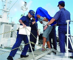 中国派渔政船赴钓鱼岛海域护渔 被扣船员均平