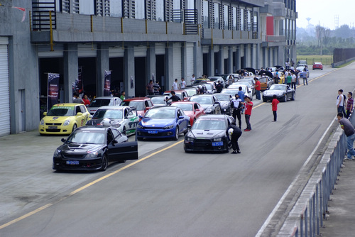 参加成都国际赛车场赛道体验的车辆有50余台车