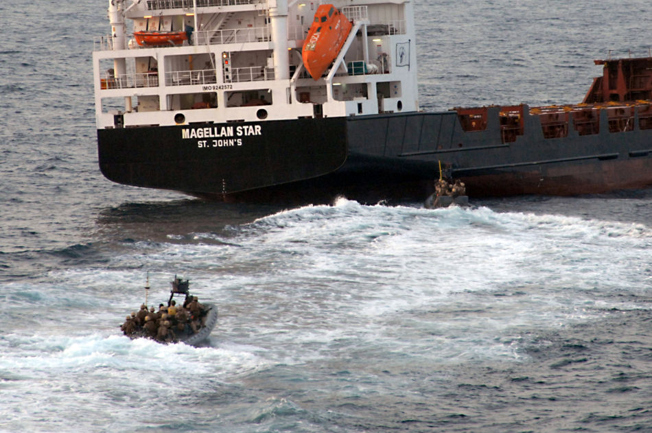 美国海军陆战队成功解救被海盗劫持货轮(组图