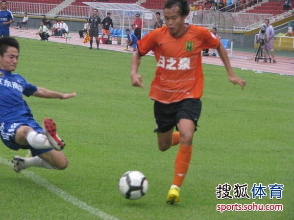 图文中甲日之泉21理工朱聪下底传中