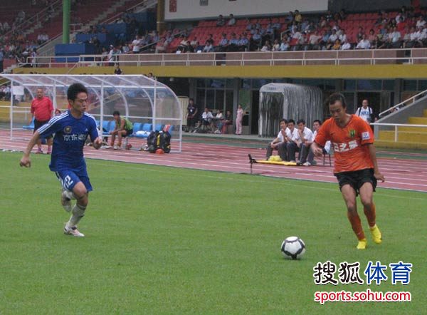 图文[中甲]日之泉2-1理工 朱聪突破刘猛