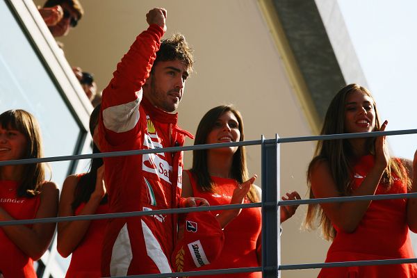 图文:F1意大利大奖赛正赛 美女为阿隆索鼓掌