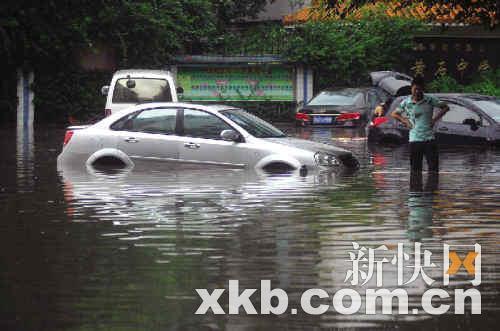 广州暴雨袭城一夜间浸街26处 一小区60车被淹