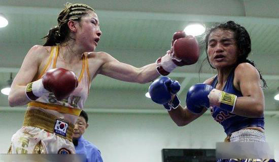 组图:韩国女拳手加冕金腰带 左眼被封伤势惊人