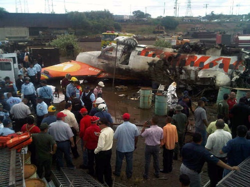 9月13日，人们聚集在委内瑞拉玻利瓦尔州圭亚那城奥尔达斯港附近的坠机现场。