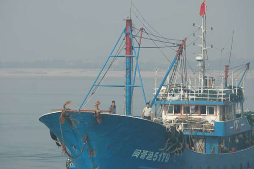 被抓扣中国渔船返港 船员称日方有意高危拦截