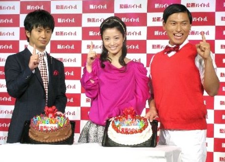 上户彩与搞笑组合出演广告 惊喜收到生日蛋糕