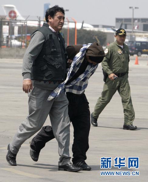 图片频道 国际图片   9月16日,在秘鲁首都利马机场,缉毒警察押送被捕