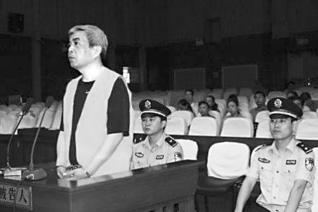 检方公诉称,1993年5月至2001年10月,王荣新利用担任原阳县委副书记
