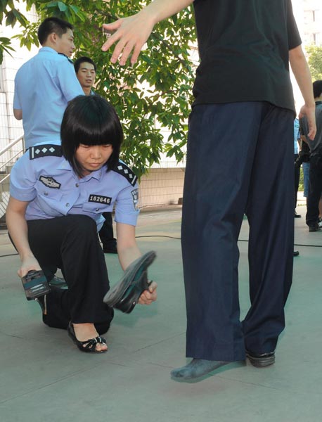 图文:亚运安检实战演练 进行脱鞋检查