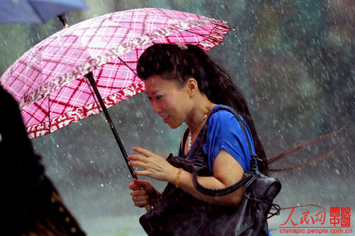 9月19日,,一名市民撑伞走在雨中.
