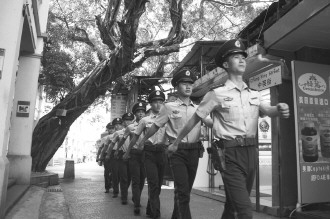 边防官兵巡逻中英街(图)