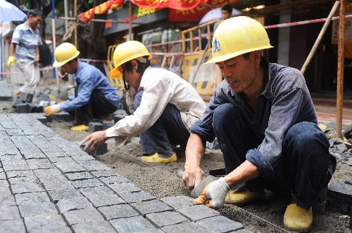 图文:中秋佳节亚运建设者坚守岗位 为广州铺路