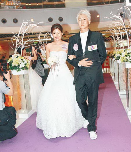 洪天明与周家蔚穿着结婚礼服出席活动。