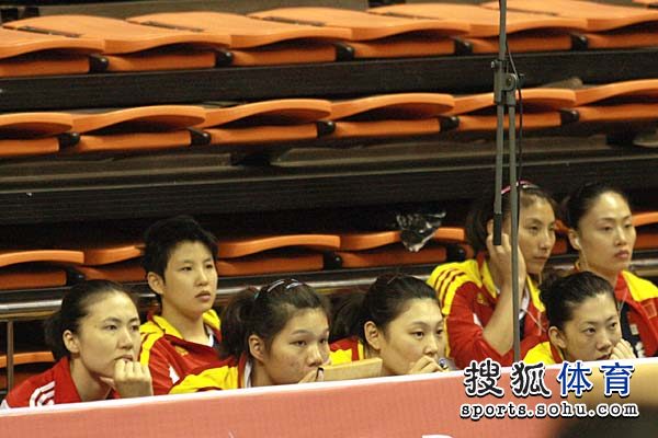 中国女排集体观战