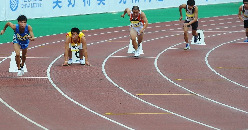 图文:特奥会男子200米比赛 起跑慢了几拍