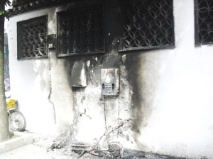 扬州仙鹤寺围墙被烧得漆黑，“惹事”电动车被烧得只剩一副“骨架”。 李玲 陈咏 摄