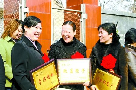 平顶山各县人口_平顶山市组织媒体人员祭奠1941年 黄山寨惨案 遇难同胞(3)