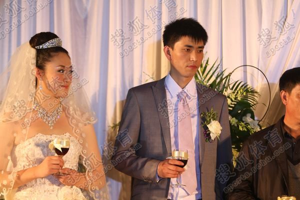 组图:刘亚男和王海川大婚高朋满座 共饮交杯酒