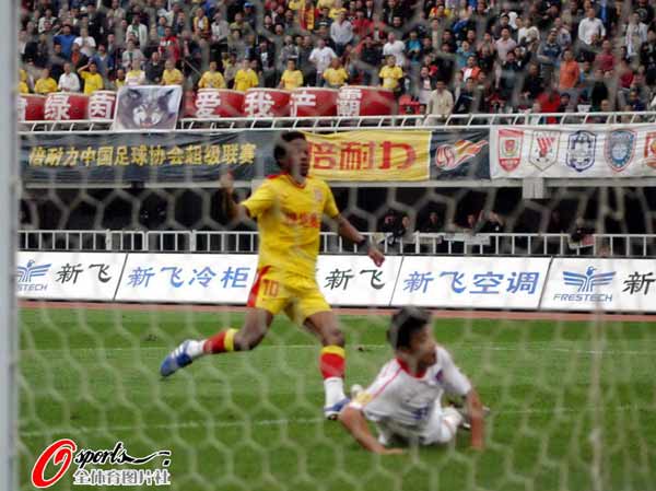 图文：[中超]陕西VS青岛 卡隆进球瞬间