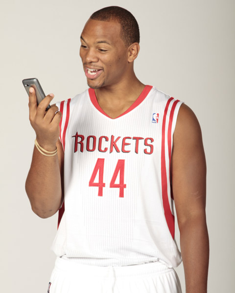 图文:[NBA]火箭球员写真 海耶斯玩手机
