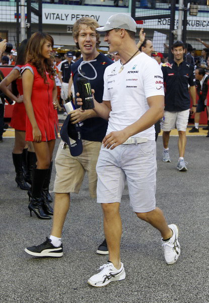 图文f1新加坡大奖赛正赛维特尔与舒马赫