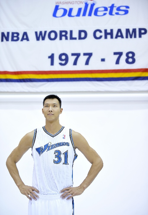 华盛顿,2010年9月28日(体育(2 篮球—nba:易建联亮相奇才队