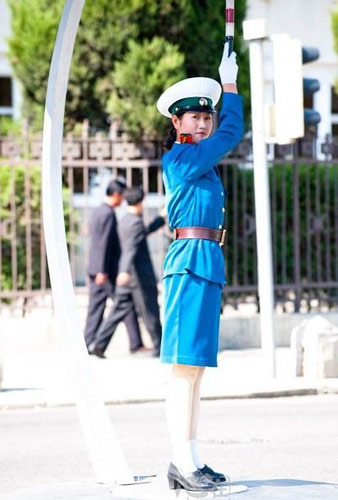 朝鲜美女交警将成历史 新型信号灯取而代之(图