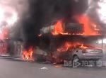 广西货车着火烧毁12辆小车