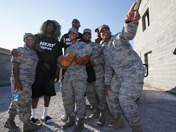 图文:[nba]热火参观空军基地 詹姆斯和士兵合影