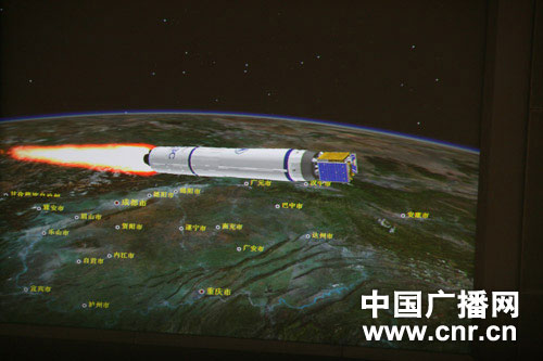 在北京飞控中心指挥大厅里传来的西昌卫星发射中心现场照片，图为嫦娥2号3D模拟飞行 中广网记者李志勇