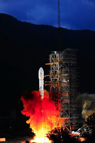 2010年10月1日18时59分57秒，搭载着嫦娥二号卫星的长征三号丙运载火箭在西昌卫星发射中心点火发射。图片来源：新华网 李刚 摄