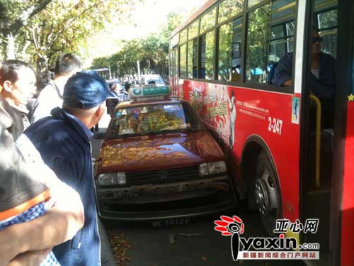 石河子公交车与出租车相挤 事故致道路拥堵(图)
