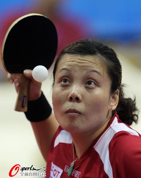 图文:乒乓球世界杯女团夺冠 王越古在比赛中