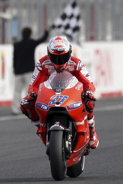 图文:2010年motogp日本站 冲过终点的瞬间