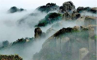 这是雾气缭绕,山峦叠翠的宁德太姥山(资料照片) 新华社发