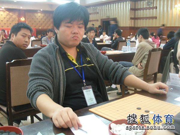 图文:2010五子棋锦标赛 8强选手朱建锋