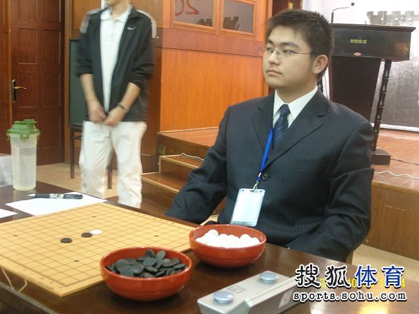 图文:2010五子棋锦标赛 8强选手李一