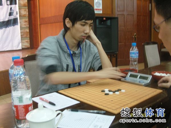 图文:2010五子棋锦标赛 8强选手黄立勤