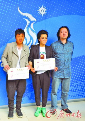 孙楠、毛阿敏昨天被亚组委授予“亚运歌手”，右为捞仔。